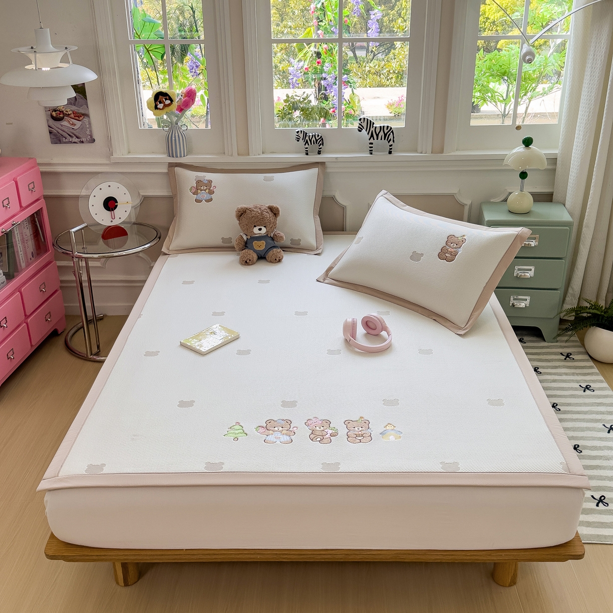 91家纺网 家纺一手货源 找家纺 眠多宝（绒多宝） 2026新款卡通网红风系列凉豆豆三件套 凉豆豆印加绣系列 A类凉豆豆床席床笠--床席款 三只小熊