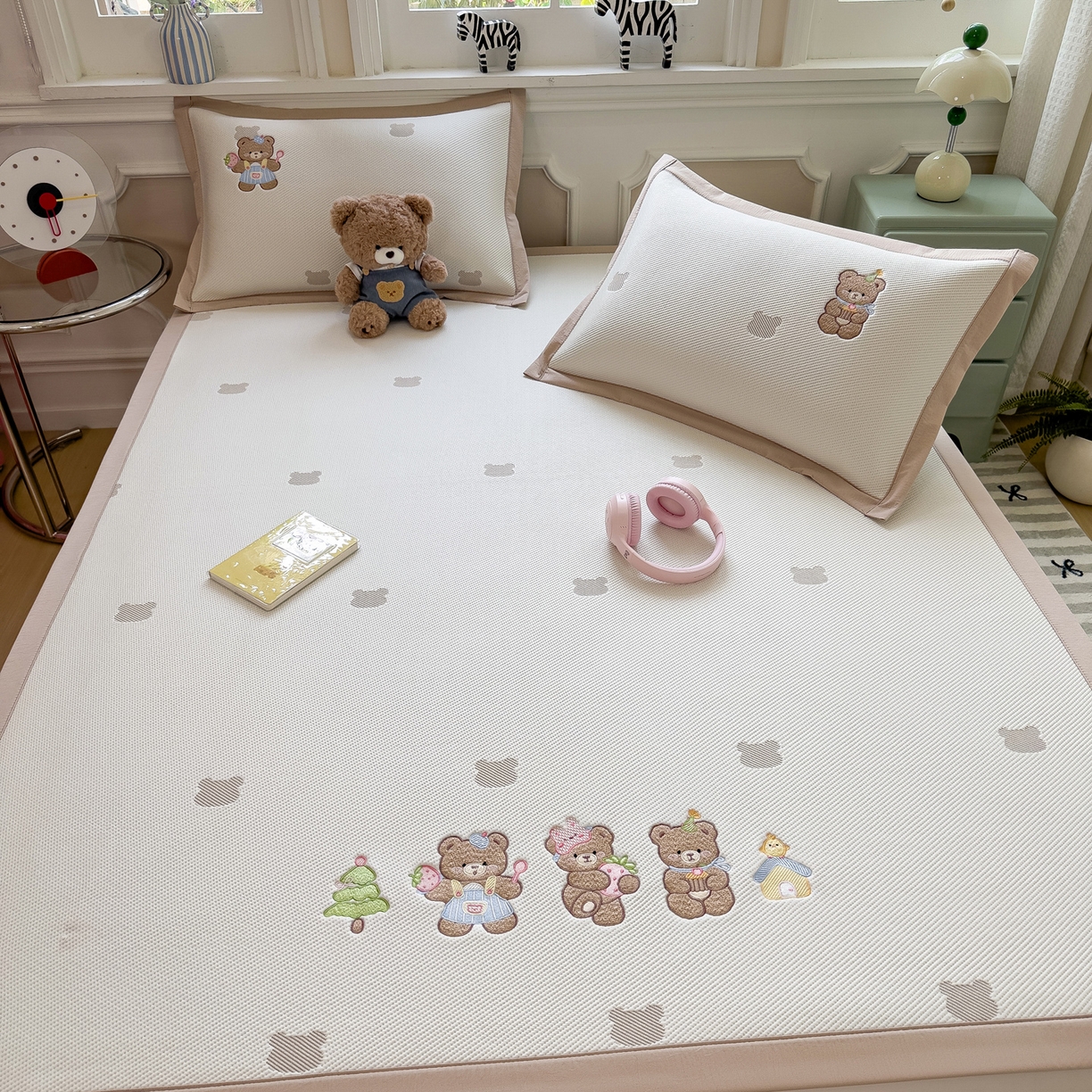 91家纺网 家纺一手货源 找家纺 眠多宝（绒多宝） 2026新款卡通网红风系列凉豆豆三件套 凉豆豆印加绣系列 A类凉豆豆床席床笠--床席款 三只小熊