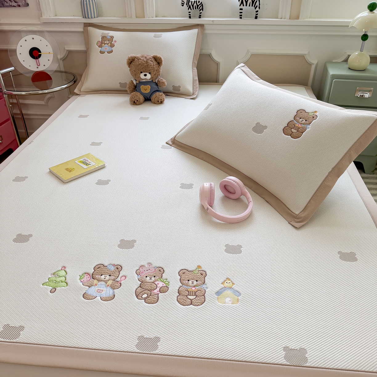 91家纺网 家纺一手货源 找家纺 眠多宝（绒多宝） 2026新款卡通网红风系列凉豆豆三件套 凉豆豆印加绣系列 A类凉豆豆床席床笠--床席款 三只小熊