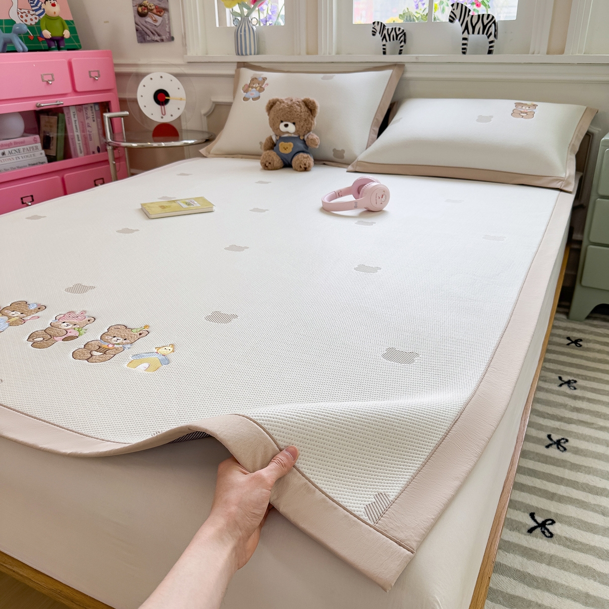 91家纺网 家纺一手货源 找家纺 眠多宝（绒多宝） 2026新款卡通网红风系列凉豆豆三件套 凉豆豆印加绣系列 A类凉豆豆床席床笠--床席款 三只小熊