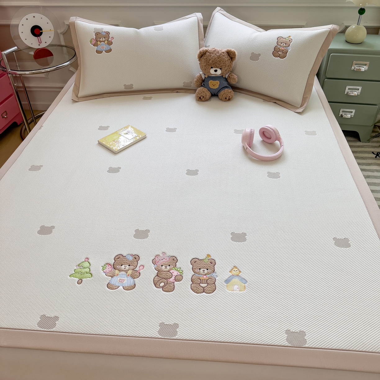 91家纺网 家纺一手货源 找家纺 眠多宝（绒多宝） 2026新款卡通网红风系列凉豆豆三件套 凉豆豆印加绣系列 A类凉豆豆床席床笠--床席款 三只小熊