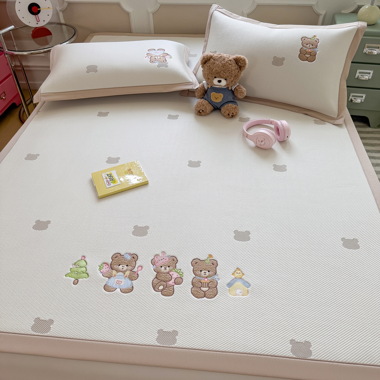 91家纺网 家纺一手货源 找家纺 眠多宝（绒多宝） 2026新款卡通网红风系列凉豆豆三件套 凉豆豆印加绣系列 A类凉豆豆床席床笠--床席款 三只小熊