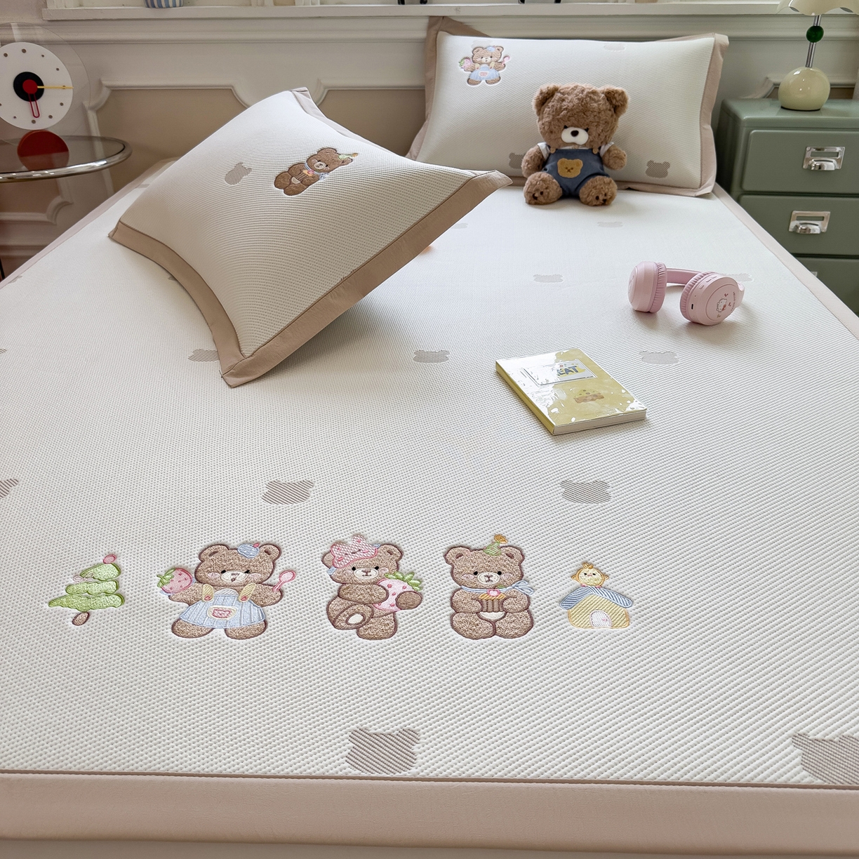 91家纺网 家纺一手货源 找家纺 眠多宝（绒多宝） 2026新款卡通网红风系列凉豆豆三件套 凉豆豆印加绣系列 A类凉豆豆床席床笠--床席款 三只小熊