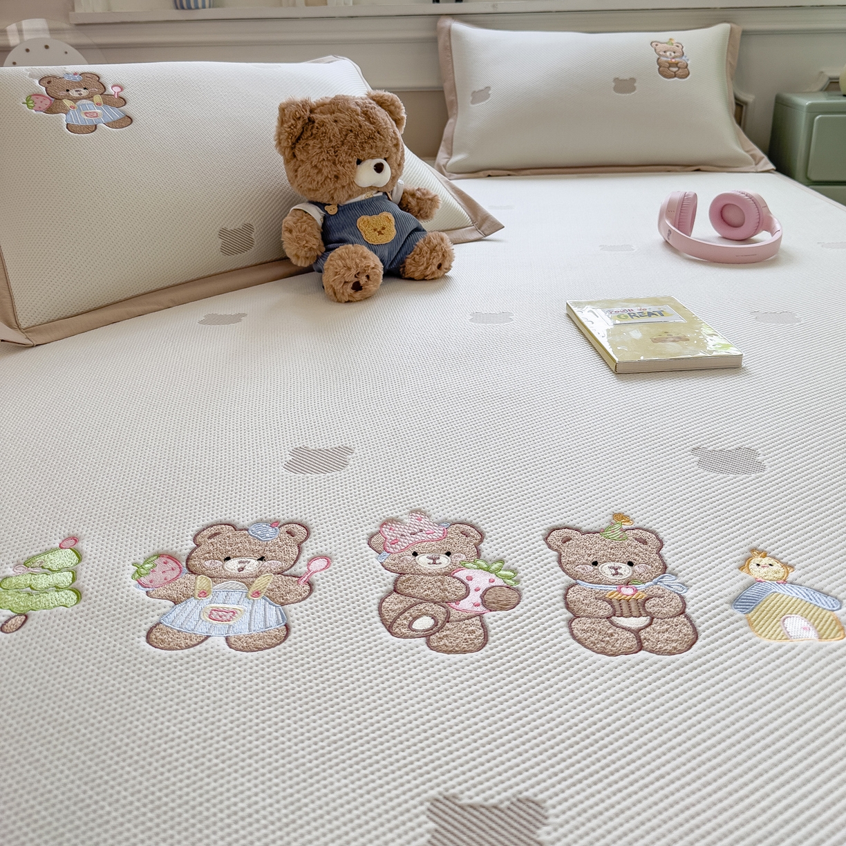 91家纺网 家纺一手货源 找家纺 眠多宝（绒多宝） 2026新款卡通网红风系列凉豆豆三件套 凉豆豆印加绣系列 A类凉豆豆床席床笠--床席款 三只小熊