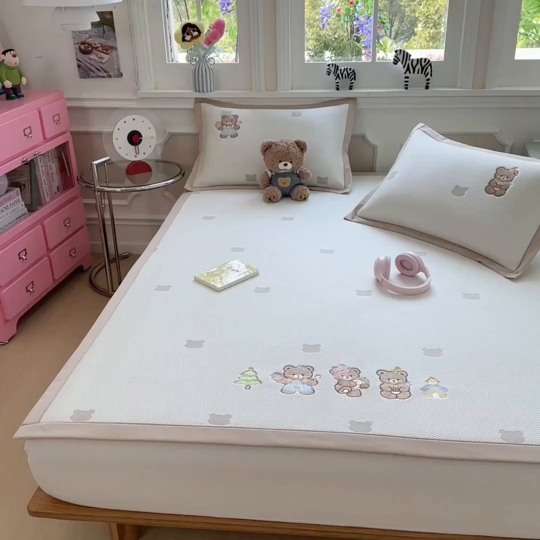 91家纺网 家纺一手货源 找家纺 眠多宝（绒多宝） 2026新款卡通网红风系列凉豆豆三件套 凉豆豆印加绣系列 A类凉豆豆床席床笠--床席款 三只小熊