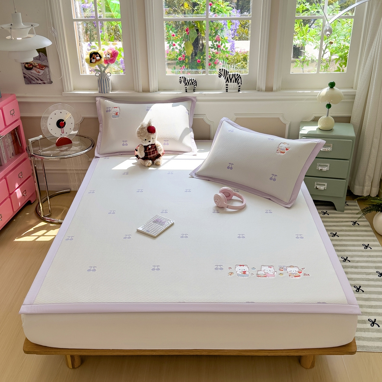 91家纺网 家纺一手货源 找家纺 眠多宝（绒多宝） 2026新款卡通网红风系列凉豆豆三件套 凉豆豆印加绣系列 A类凉豆豆床席床笠--床席款 贪吃KK猫