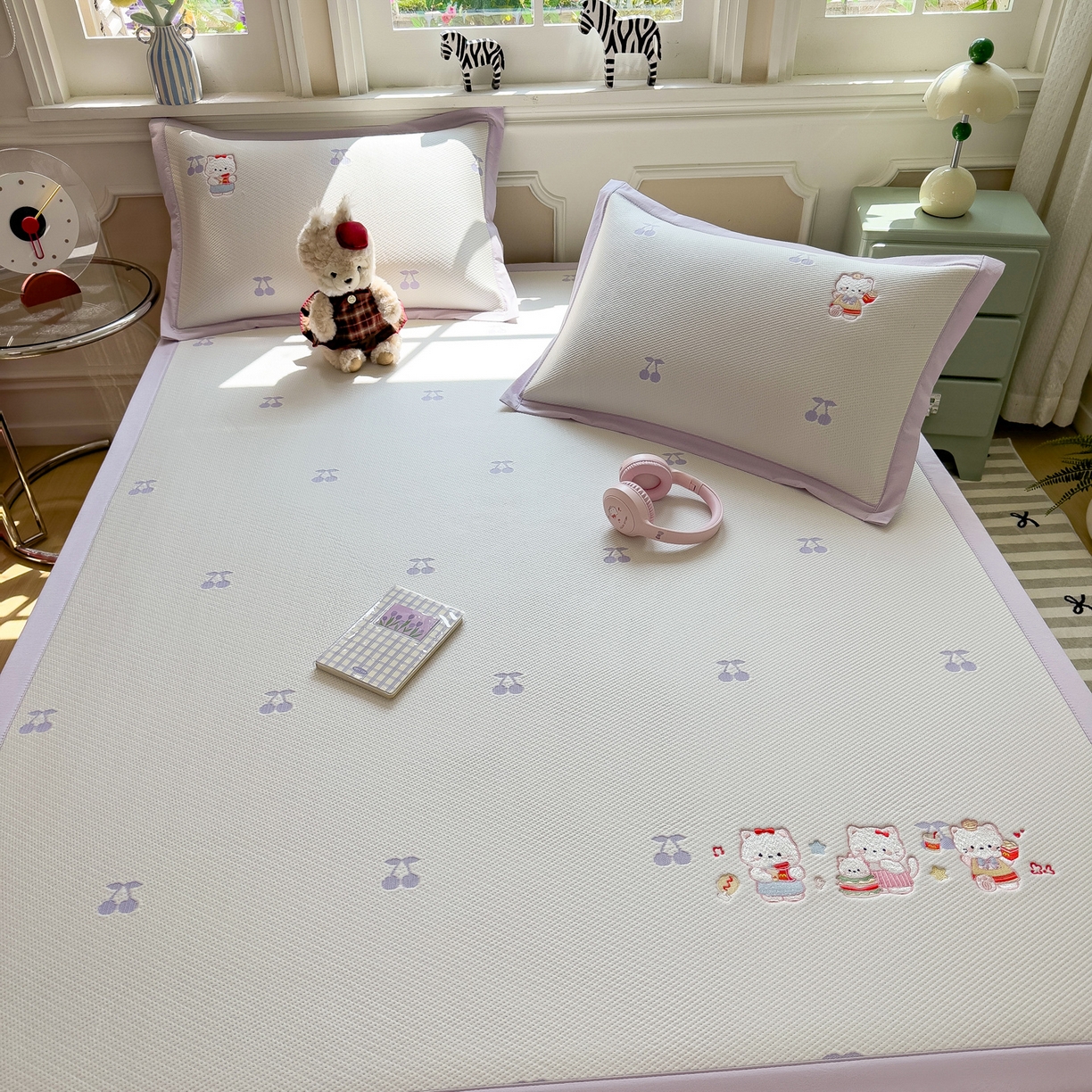 91家纺网 家纺一手货源 找家纺 眠多宝（绒多宝） 2026新款卡通网红风系列凉豆豆三件套 凉豆豆印加绣系列 A类凉豆豆床席床笠--床席款 贪吃KK猫