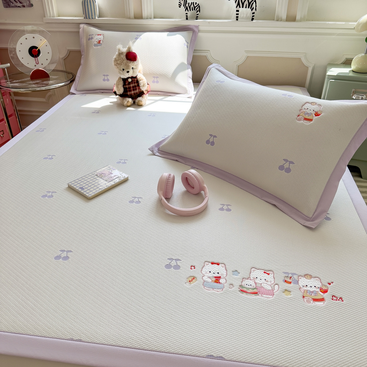 91家纺网 家纺一手货源 找家纺 眠多宝（绒多宝） 2026新款卡通网红风系列凉豆豆三件套 凉豆豆印加绣系列 A类凉豆豆床席床笠--床席款 贪吃KK猫