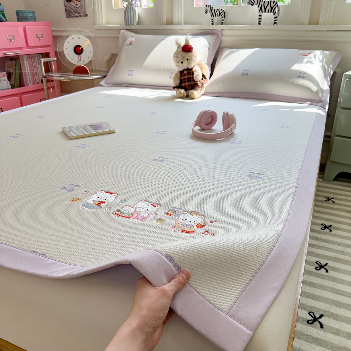 91家纺网 家纺一手货源 找家纺 眠多宝（绒多宝） 2026新款卡通网红风系列凉豆豆三件套 凉豆豆印加绣系列 A类凉豆豆床席床笠--床席款 贪吃KK猫