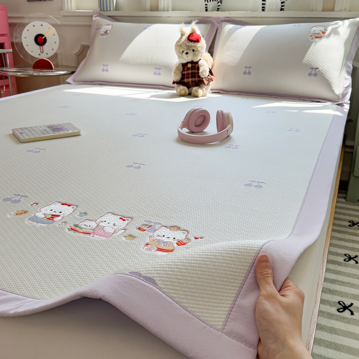 91家纺网 家纺一手货源 找家纺 眠多宝（绒多宝） 2026新款卡通网红风系列凉豆豆三件套 凉豆豆印加绣系列 A类凉豆豆床席床笠--床席款 贪吃KK猫