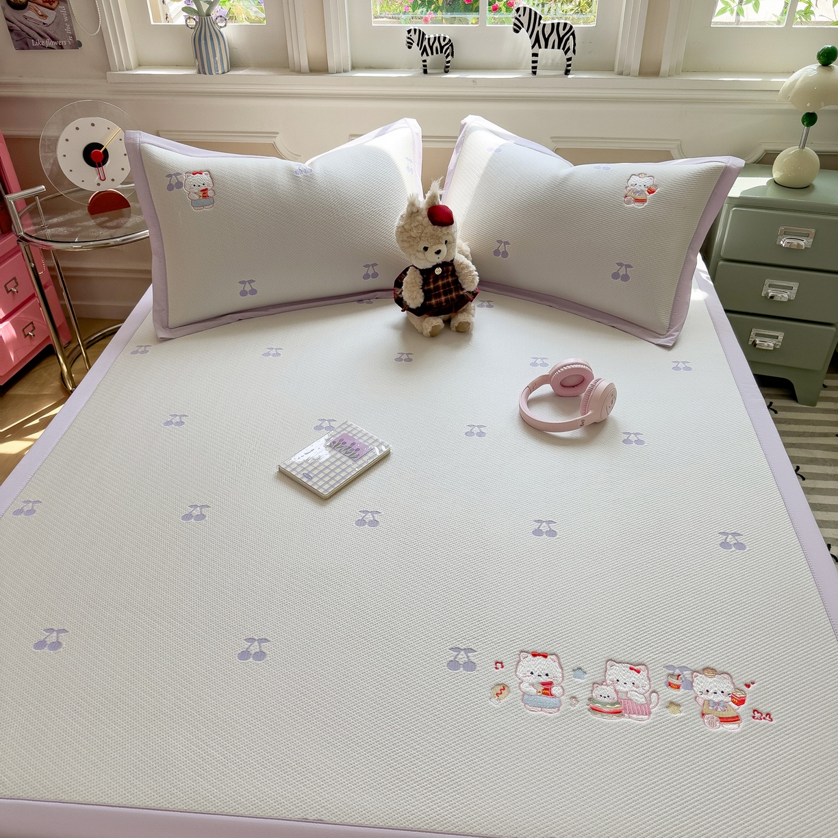 91家纺网 家纺一手货源 找家纺 眠多宝（绒多宝） 2026新款卡通网红风系列凉豆豆三件套 凉豆豆印加绣系列 A类凉豆豆床席床笠--床席款 贪吃KK猫