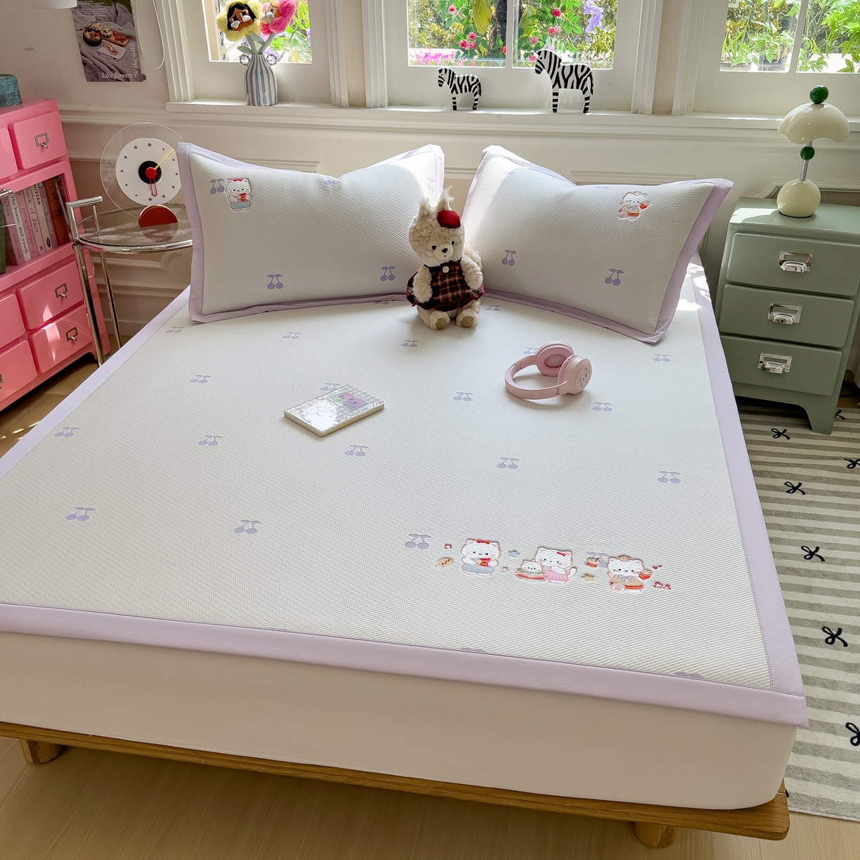 91家纺网 家纺一手货源 找家纺 眠多宝（绒多宝） 2026新款卡通网红风系列凉豆豆三件套 凉豆豆印加绣系列 A类凉豆豆床席床笠--床席款 贪吃KK猫