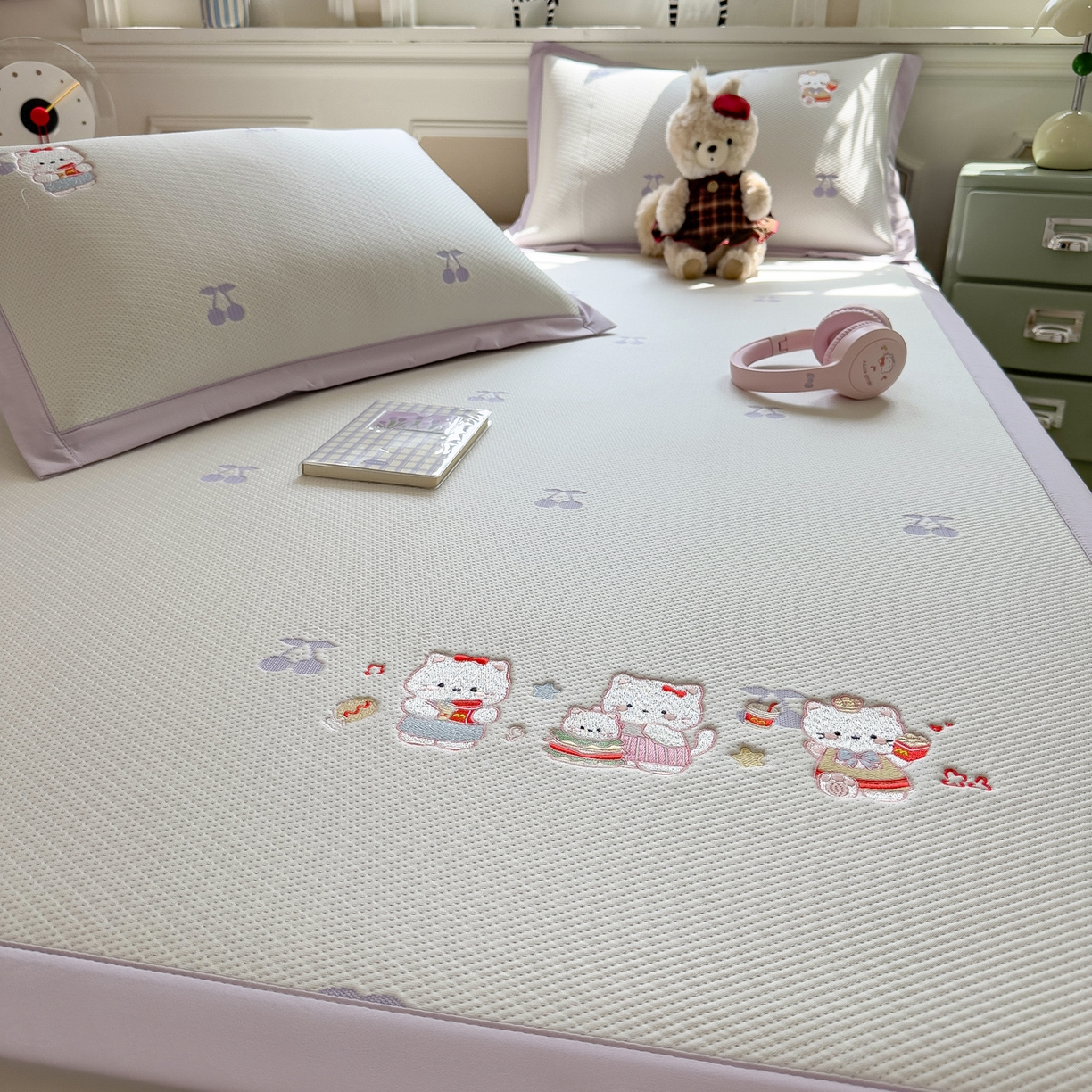 91家纺网 家纺一手货源 找家纺 眠多宝（绒多宝） 2026新款卡通网红风系列凉豆豆三件套 凉豆豆印加绣系列 A类凉豆豆床席床笠--床席款 贪吃KK猫