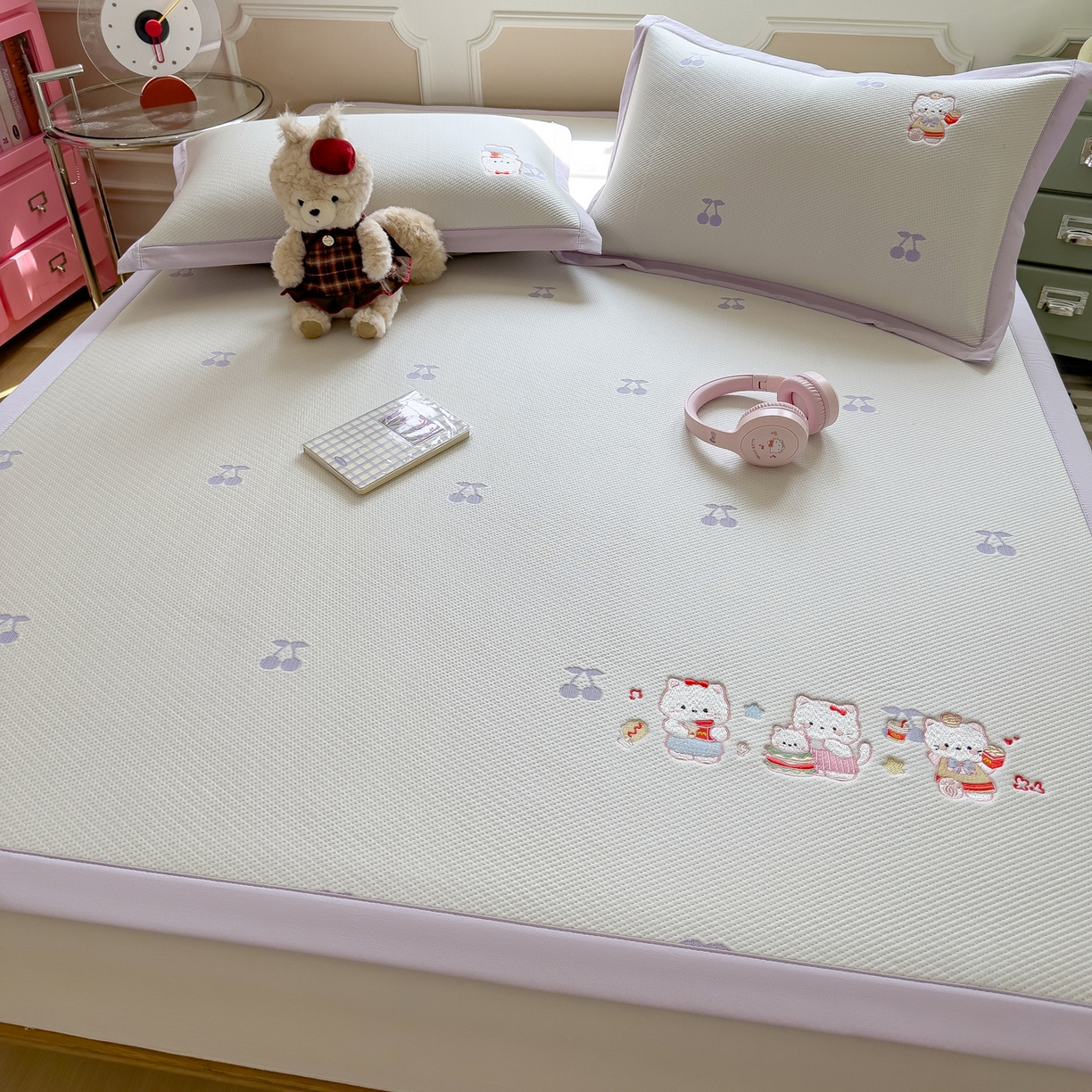 91家纺网 家纺一手货源 找家纺 眠多宝（绒多宝） 2026新款卡通网红风系列凉豆豆三件套 凉豆豆印加绣系列 A类凉豆豆床席床笠--床席款 贪吃KK猫