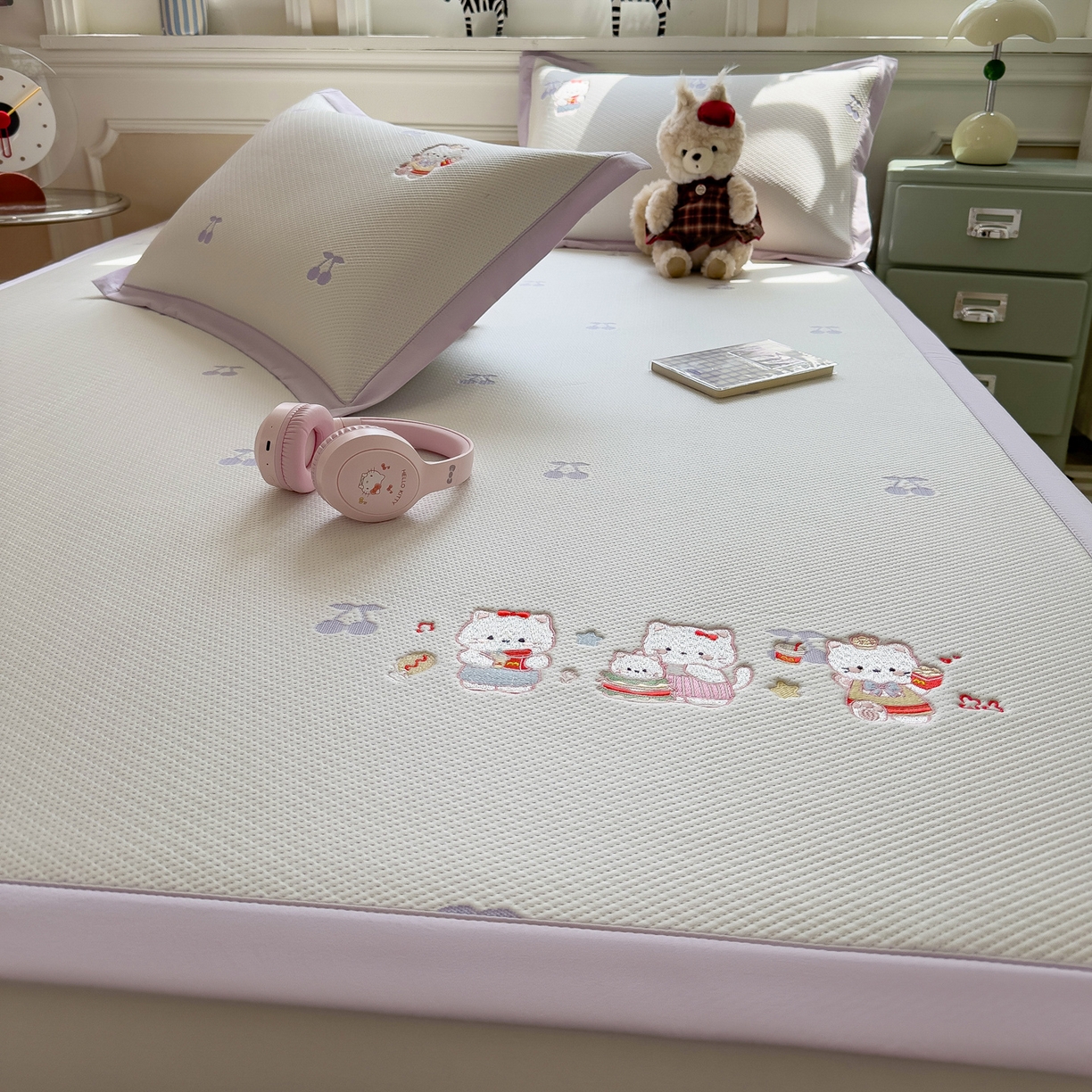 91家纺网 家纺一手货源 找家纺 眠多宝（绒多宝） 2026新款卡通网红风系列凉豆豆三件套 凉豆豆印加绣系列 A类凉豆豆床席床笠--床席款 贪吃KK猫