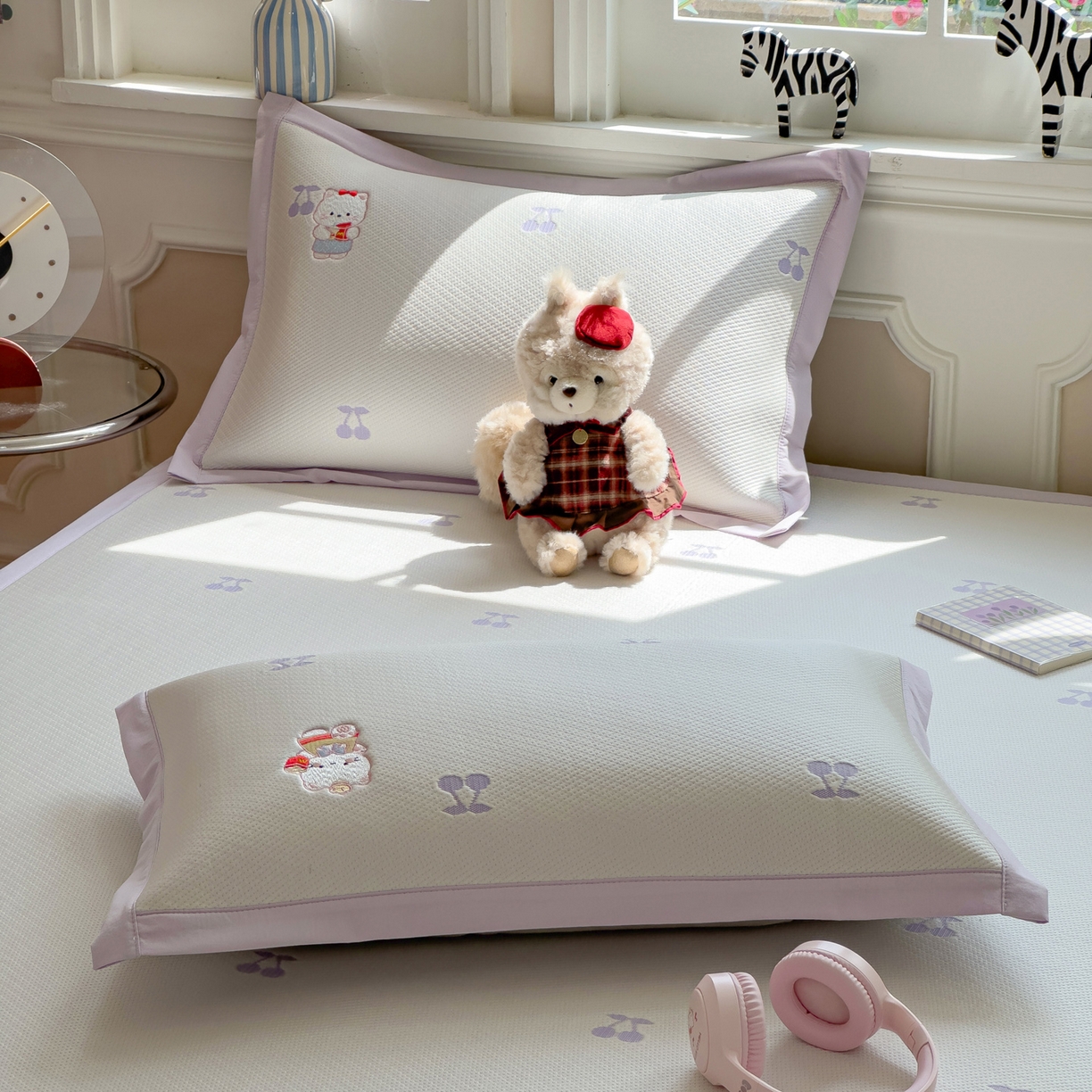 91家纺网 家纺一手货源 找家纺 眠多宝（绒多宝） 2026新款卡通网红风系列凉豆豆三件套 凉豆豆印加绣系列 A类凉豆豆床席床笠--床席款 贪吃KK猫