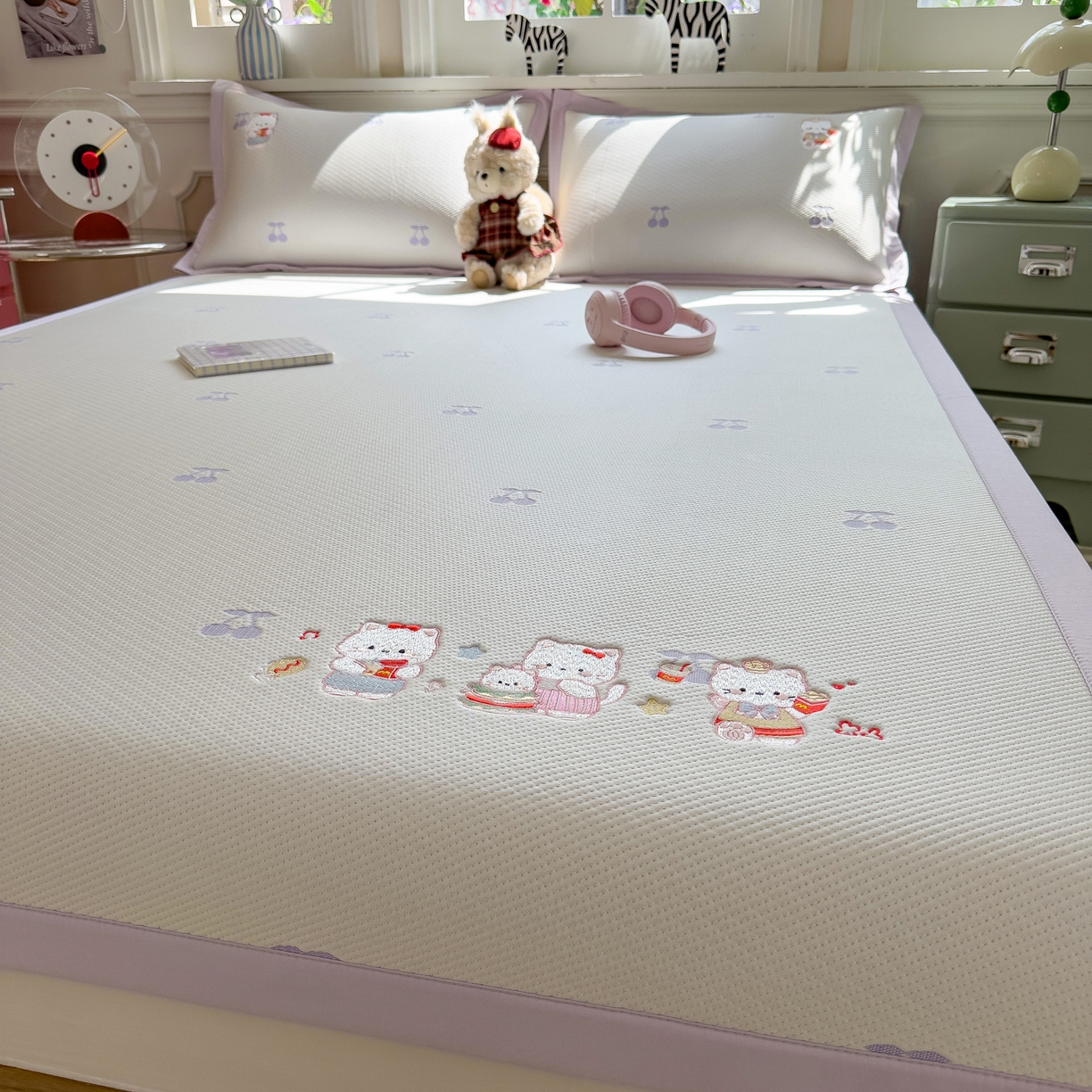 91家纺网 家纺一手货源 找家纺 眠多宝（绒多宝） 2026新款卡通网红风系列凉豆豆三件套 凉豆豆印加绣系列 A类凉豆豆床席床笠--床席款 贪吃KK猫