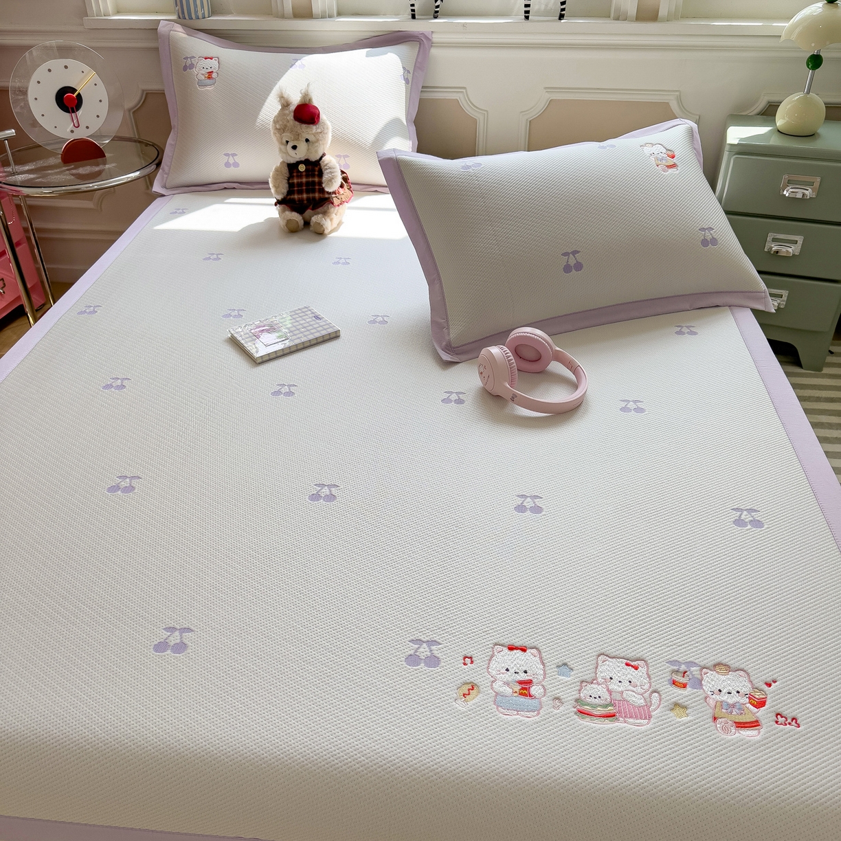 91家纺网 家纺一手货源 找家纺 眠多宝（绒多宝） 2026新款卡通网红风系列凉豆豆三件套 凉豆豆印加绣系列 A类凉豆豆床席床笠--床席款 贪吃KK猫