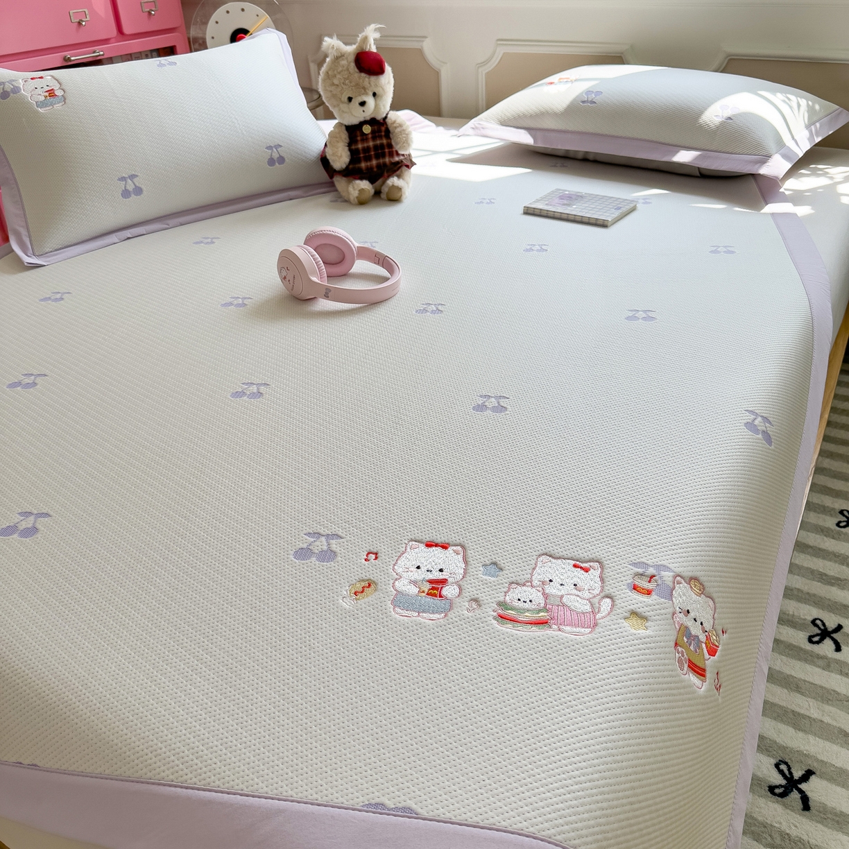 91家纺网 家纺一手货源 找家纺 眠多宝（绒多宝） 2026新款卡通网红风系列凉豆豆三件套 凉豆豆印加绣系列 A类凉豆豆床席床笠--床席款 贪吃KK猫