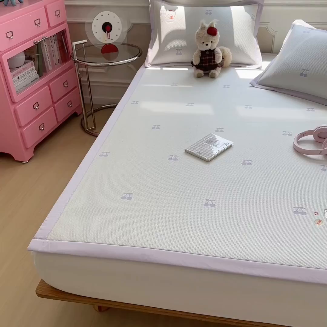 91家纺网 家纺一手货源 找家纺 眠多宝（绒多宝） 2026新款卡通网红风系列凉豆豆三件套 凉豆豆印加绣系列 A类凉豆豆床席床笠--床席款 贪吃KK猫