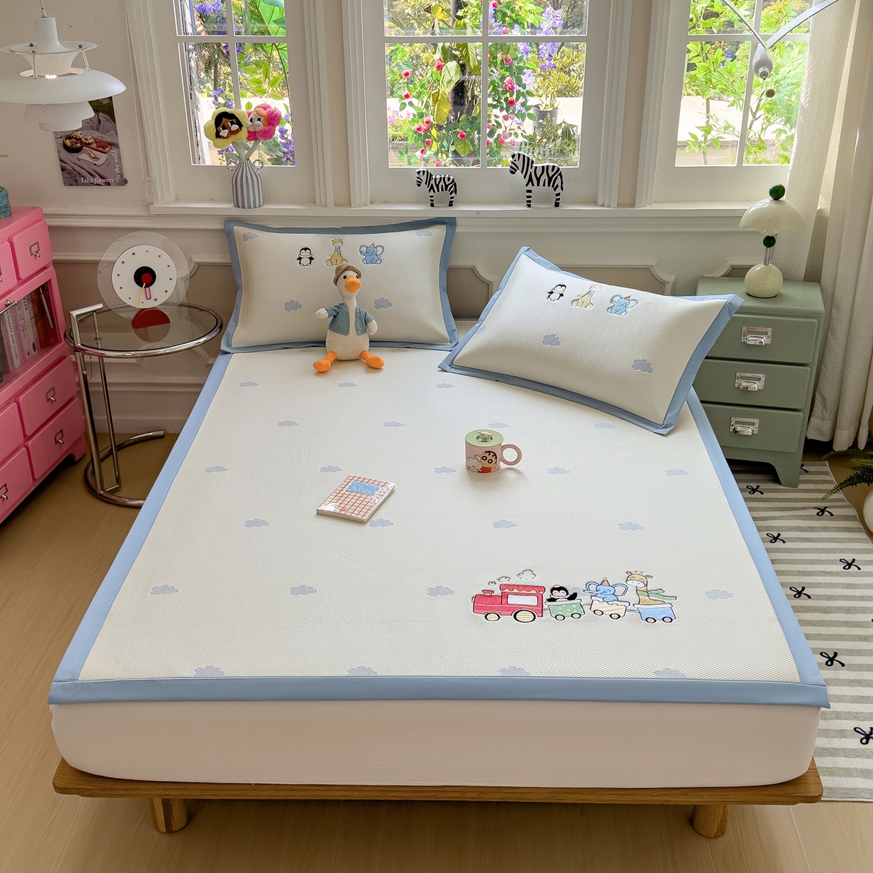 91家纺网 家纺一手货源 找家纺 眠多宝（绒多宝） 2026新款卡通网红风系列凉豆豆三件套 凉豆豆印加绣系列 A类凉豆豆床席床笠--床席款 探险小火车