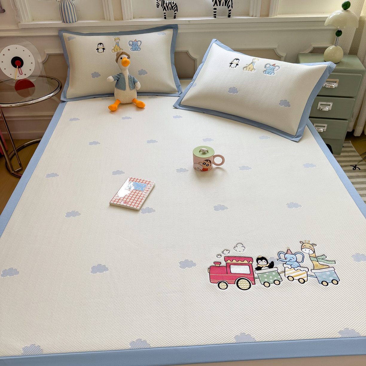 91家纺网 家纺一手货源 找家纺 眠多宝（绒多宝） 2026新款卡通网红风系列凉豆豆三件套 凉豆豆印加绣系列 A类凉豆豆床席床笠--床席款 探险小火车