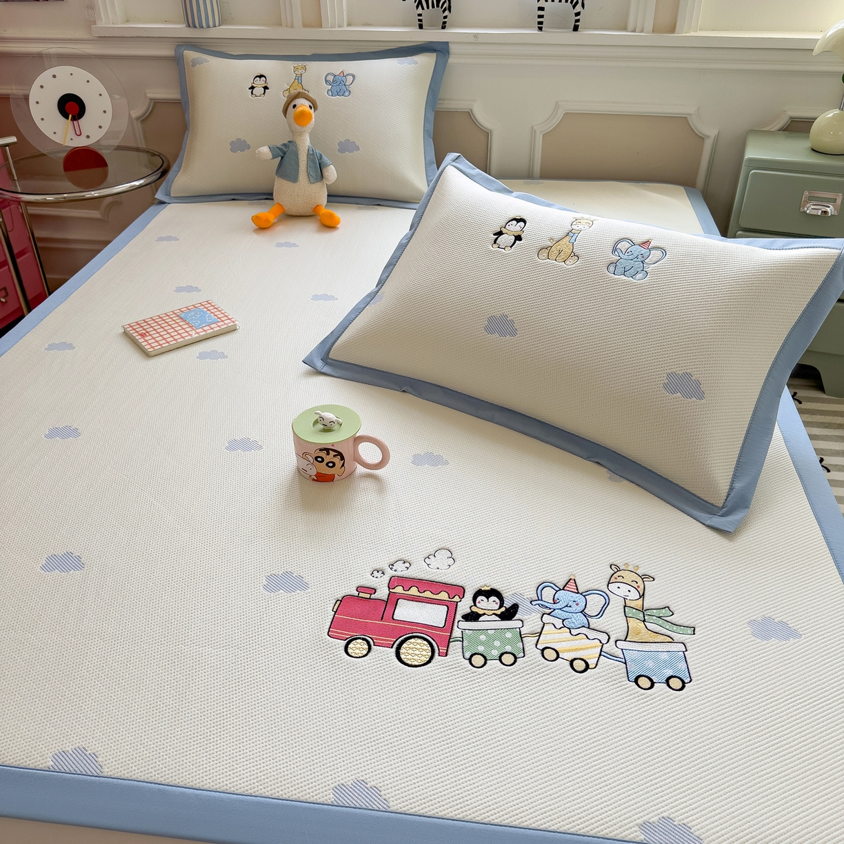 91家纺网 家纺一手货源 找家纺 眠多宝（绒多宝） 2026新款卡通网红风系列凉豆豆三件套 凉豆豆印加绣系列 A类凉豆豆床席床笠--床席款 探险小火车