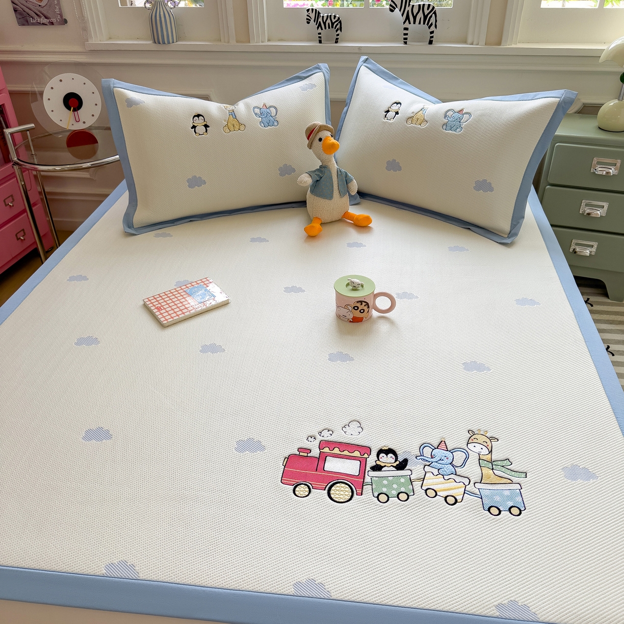 91家纺网 家纺一手货源 找家纺 眠多宝（绒多宝） 2026新款卡通网红风系列凉豆豆三件套 凉豆豆印加绣系列 A类凉豆豆床席床笠--床席款 探险小火车