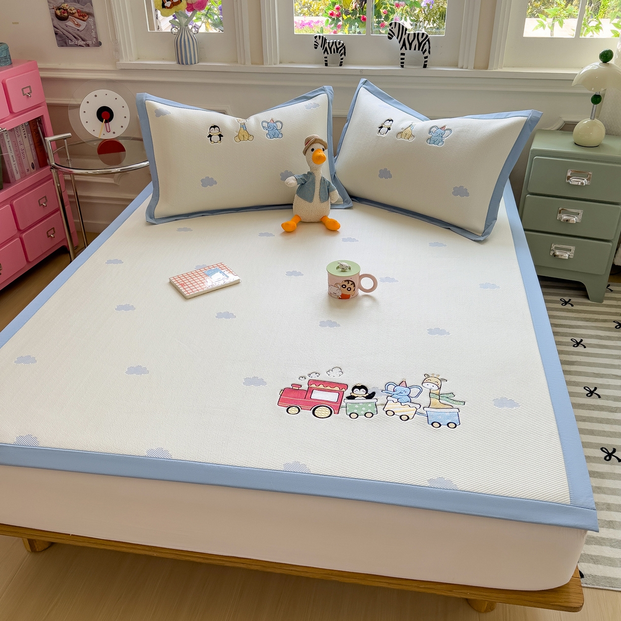 91家纺网 家纺一手货源 找家纺 眠多宝（绒多宝） 2026新款卡通网红风系列凉豆豆三件套 凉豆豆印加绣系列 A类凉豆豆床席床笠--床席款 探险小火车