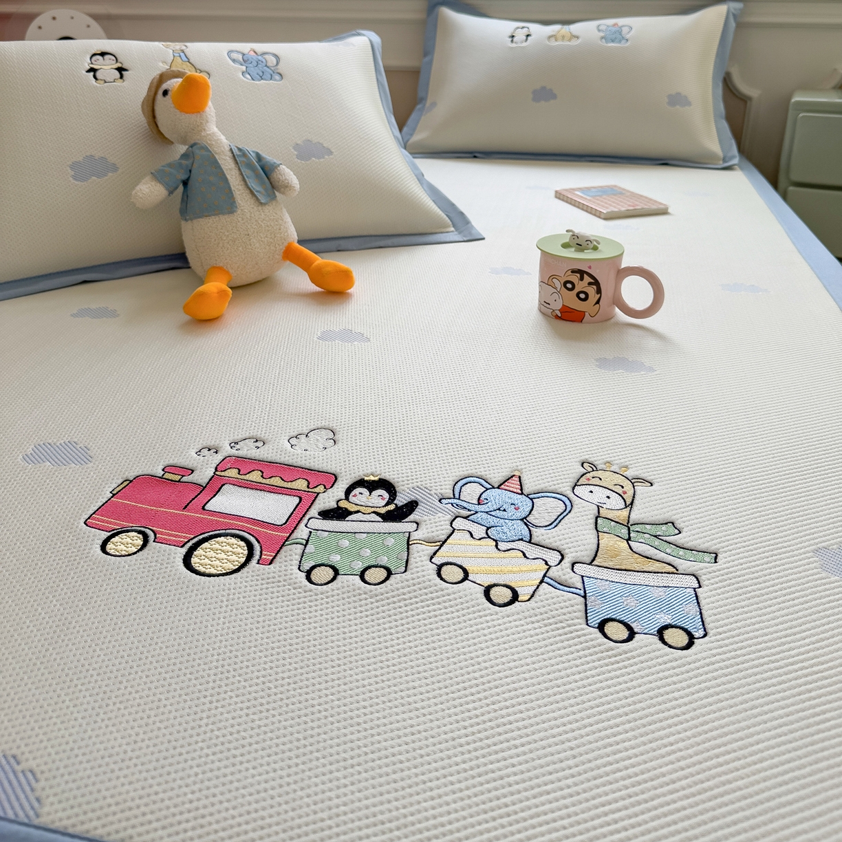 91家纺网 家纺一手货源 找家纺 眠多宝（绒多宝） 2026新款卡通网红风系列凉豆豆三件套 凉豆豆印加绣系列 A类凉豆豆床席床笠--床席款 探险小火车