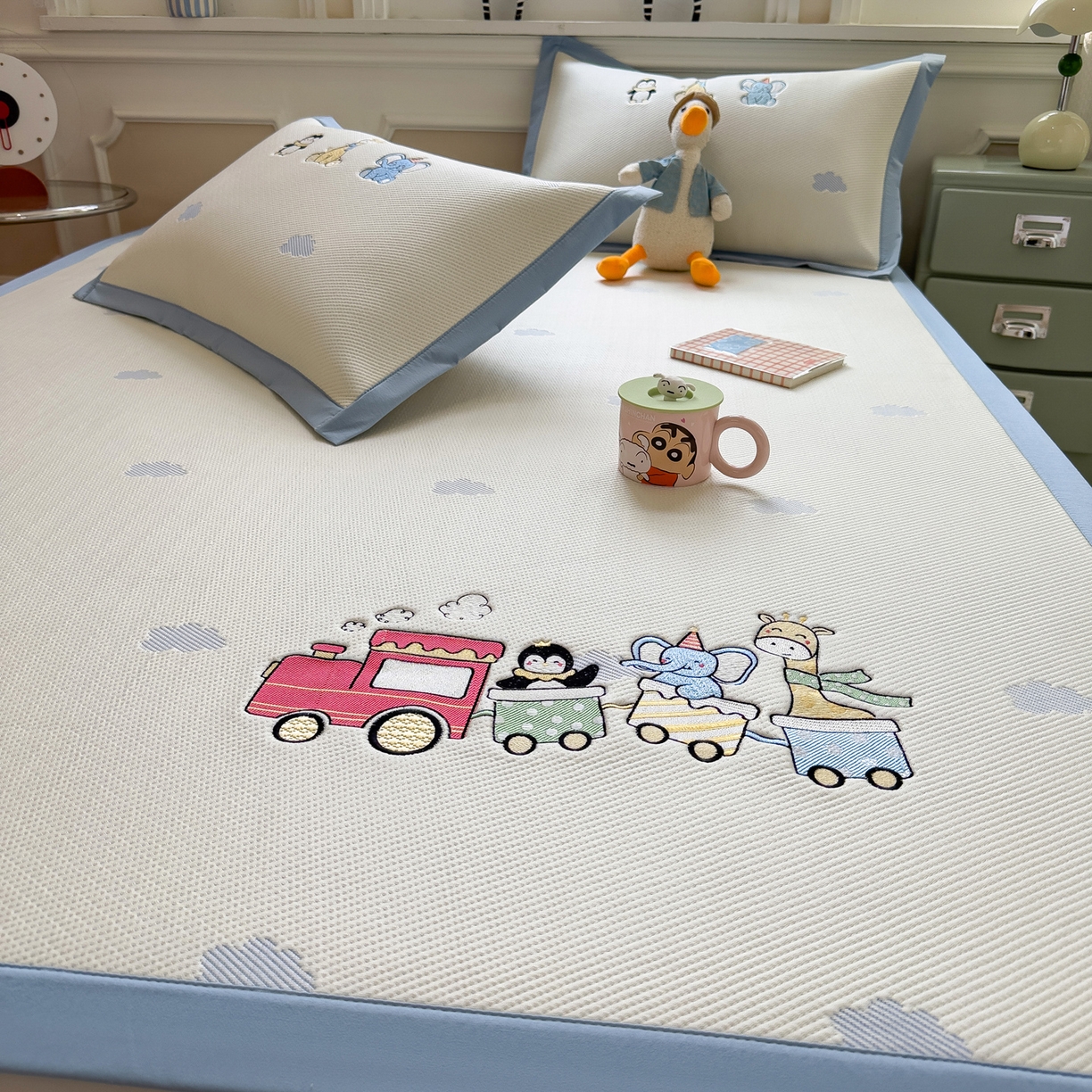 91家纺网 家纺一手货源 找家纺 眠多宝（绒多宝） 2026新款卡通网红风系列凉豆豆三件套 凉豆豆印加绣系列 A类凉豆豆床席床笠--床席款 探险小火车