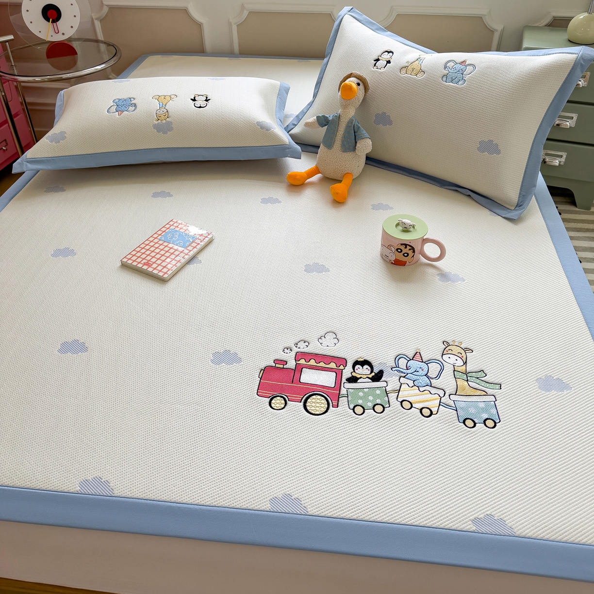 91家纺网 家纺一手货源 找家纺 眠多宝（绒多宝） 2026新款卡通网红风系列凉豆豆三件套 凉豆豆印加绣系列 A类凉豆豆床席床笠--床席款 探险小火车