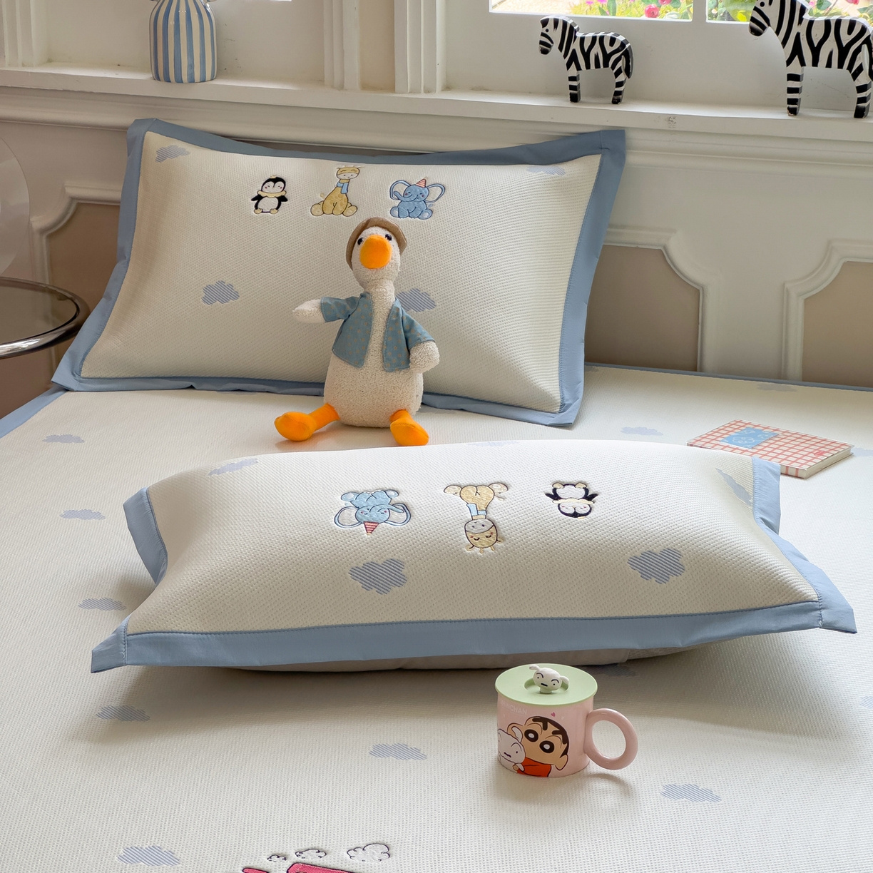 91家纺网 家纺一手货源 找家纺 眠多宝（绒多宝） 2026新款卡通网红风系列凉豆豆三件套 凉豆豆印加绣系列 A类凉豆豆床席床笠--床席款 探险小火车