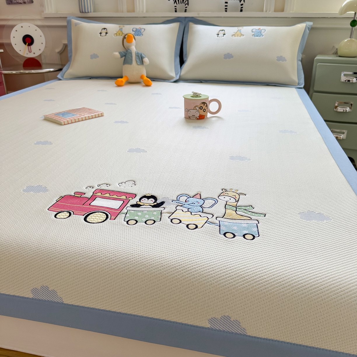 91家纺网 家纺一手货源 找家纺 眠多宝（绒多宝） 2026新款卡通网红风系列凉豆豆三件套 凉豆豆印加绣系列 A类凉豆豆床席床笠--床席款 探险小火车