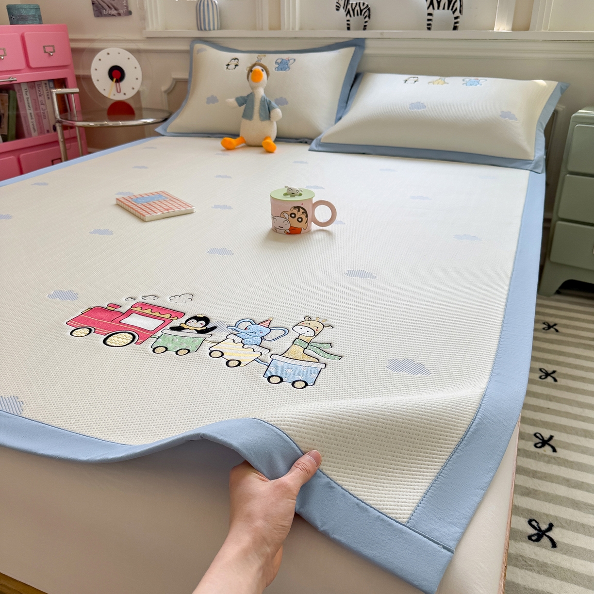 91家纺网 家纺一手货源 找家纺 眠多宝（绒多宝） 2026新款卡通网红风系列凉豆豆三件套 凉豆豆印加绣系列 A类凉豆豆床席床笠--床席款 探险小火车