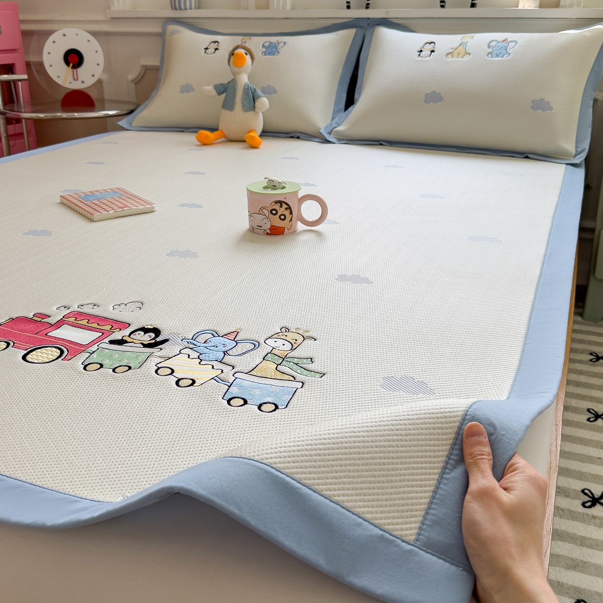 91家纺网 家纺一手货源 找家纺 眠多宝（绒多宝） 2026新款卡通网红风系列凉豆豆三件套 凉豆豆印加绣系列 A类凉豆豆床席床笠--床席款 探险小火车