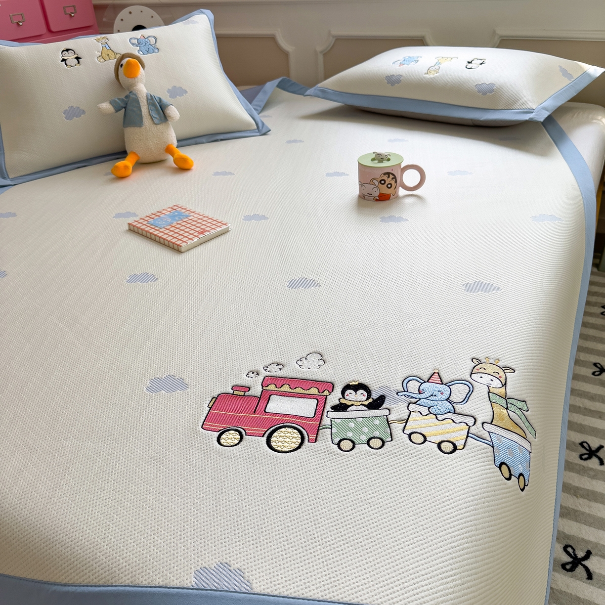 91家纺网 家纺一手货源 找家纺 眠多宝（绒多宝） 2026新款卡通网红风系列凉豆豆三件套 凉豆豆印加绣系列 A类凉豆豆床席床笠--床席款 探险小火车