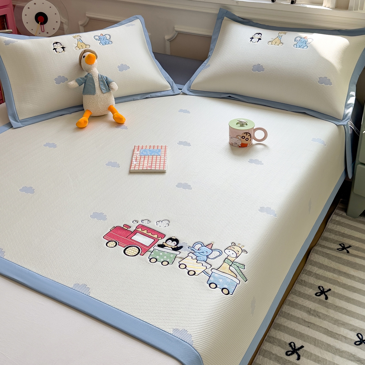 91家纺网 家纺一手货源 找家纺 眠多宝（绒多宝） 2026新款卡通网红风系列凉豆豆三件套 凉豆豆印加绣系列 A类凉豆豆床席床笠--床席款 探险小火车