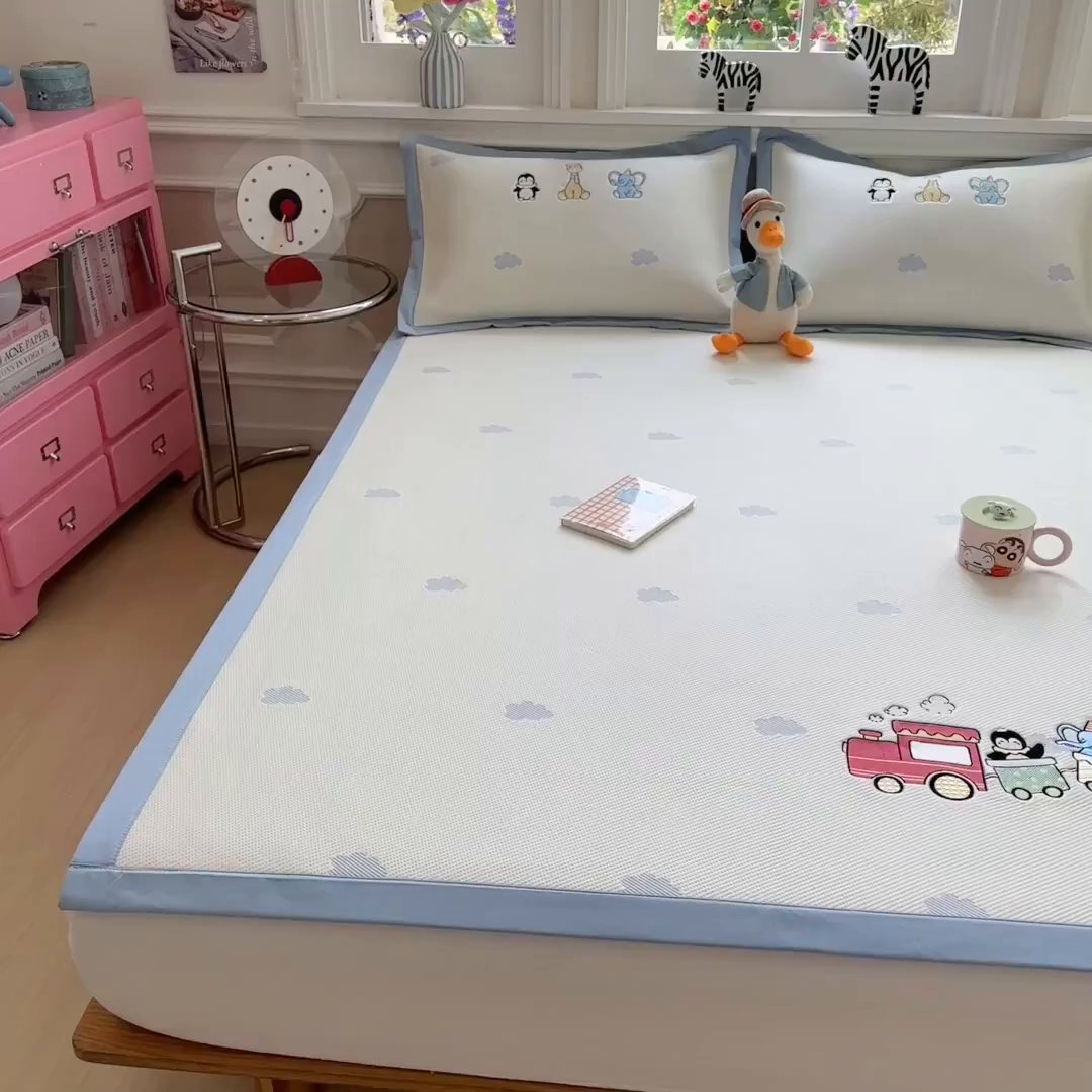 91家纺网 家纺一手货源 找家纺 眠多宝（绒多宝） 2026新款卡通网红风系列凉豆豆三件套 凉豆豆印加绣系列 A类凉豆豆床席床笠--床席款 探险小火车