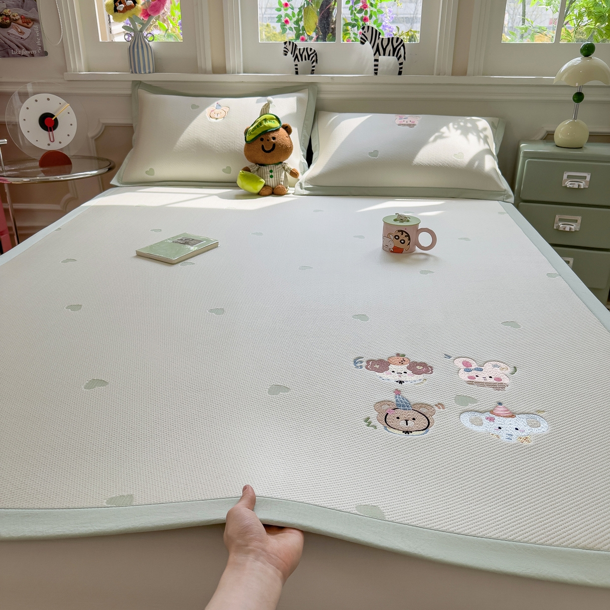 91家纺网 家纺一手货源 找家纺 眠多宝（绒多宝） 2026新款卡通网红风系列凉豆豆三件套 凉豆豆印加绣系列 A类凉豆豆床席床笠--床席款 淘气姐妹团