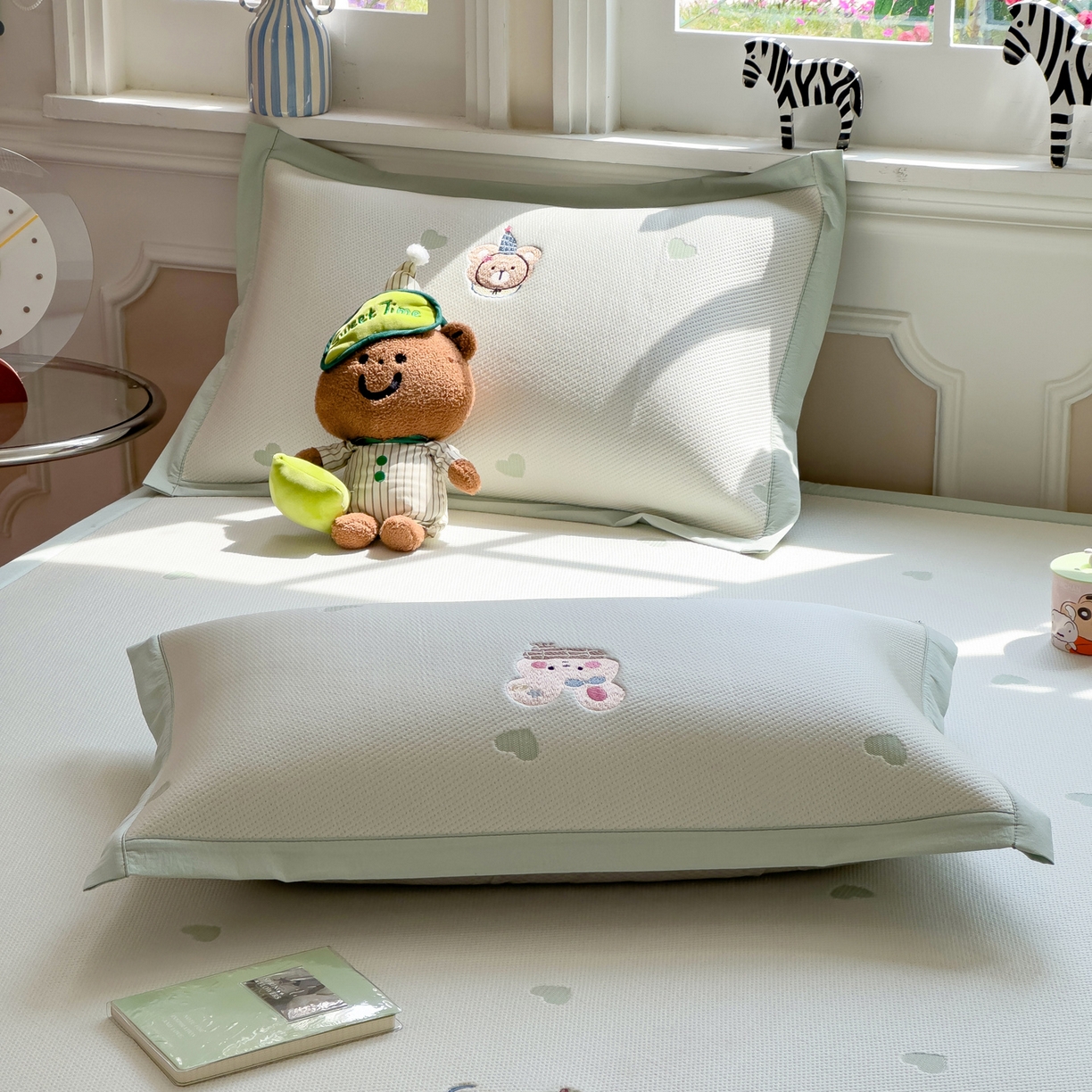 91家纺网 家纺一手货源 找家纺 眠多宝（绒多宝） 2026新款卡通网红风系列凉豆豆三件套 凉豆豆印加绣系列 A类凉豆豆床席床笠--床席款 淘气姐妹团