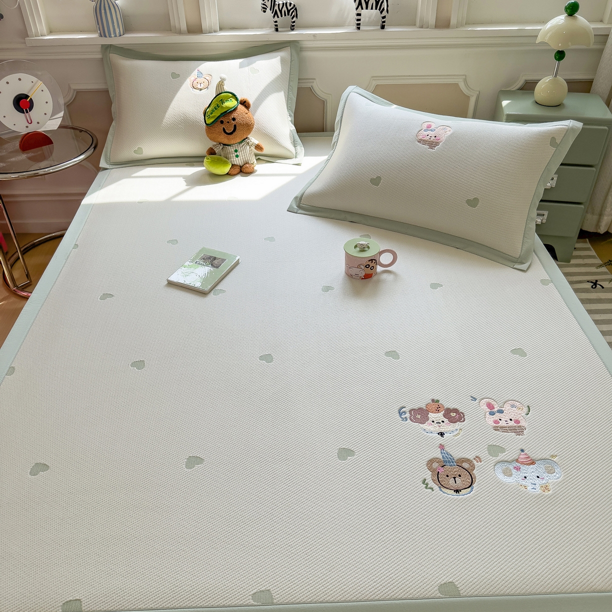 91家纺网 家纺一手货源 找家纺 眠多宝（绒多宝） 2026新款卡通网红风系列凉豆豆三件套 凉豆豆印加绣系列 A类凉豆豆床席床笠--床席款 淘气姐妹团