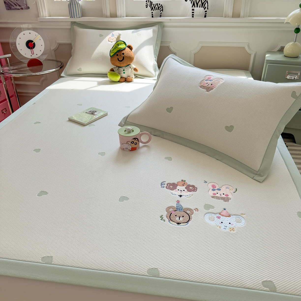 91家纺网 家纺一手货源 找家纺 眠多宝（绒多宝） 2026新款卡通网红风系列凉豆豆三件套 凉豆豆印加绣系列 A类凉豆豆床席床笠--床席款 淘气姐妹团