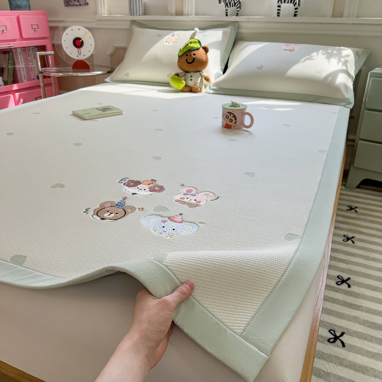 91家纺网 家纺一手货源 找家纺 眠多宝（绒多宝） 2026新款卡通网红风系列凉豆豆三件套 凉豆豆印加绣系列 A类凉豆豆床席床笠--床席款 淘气姐妹团