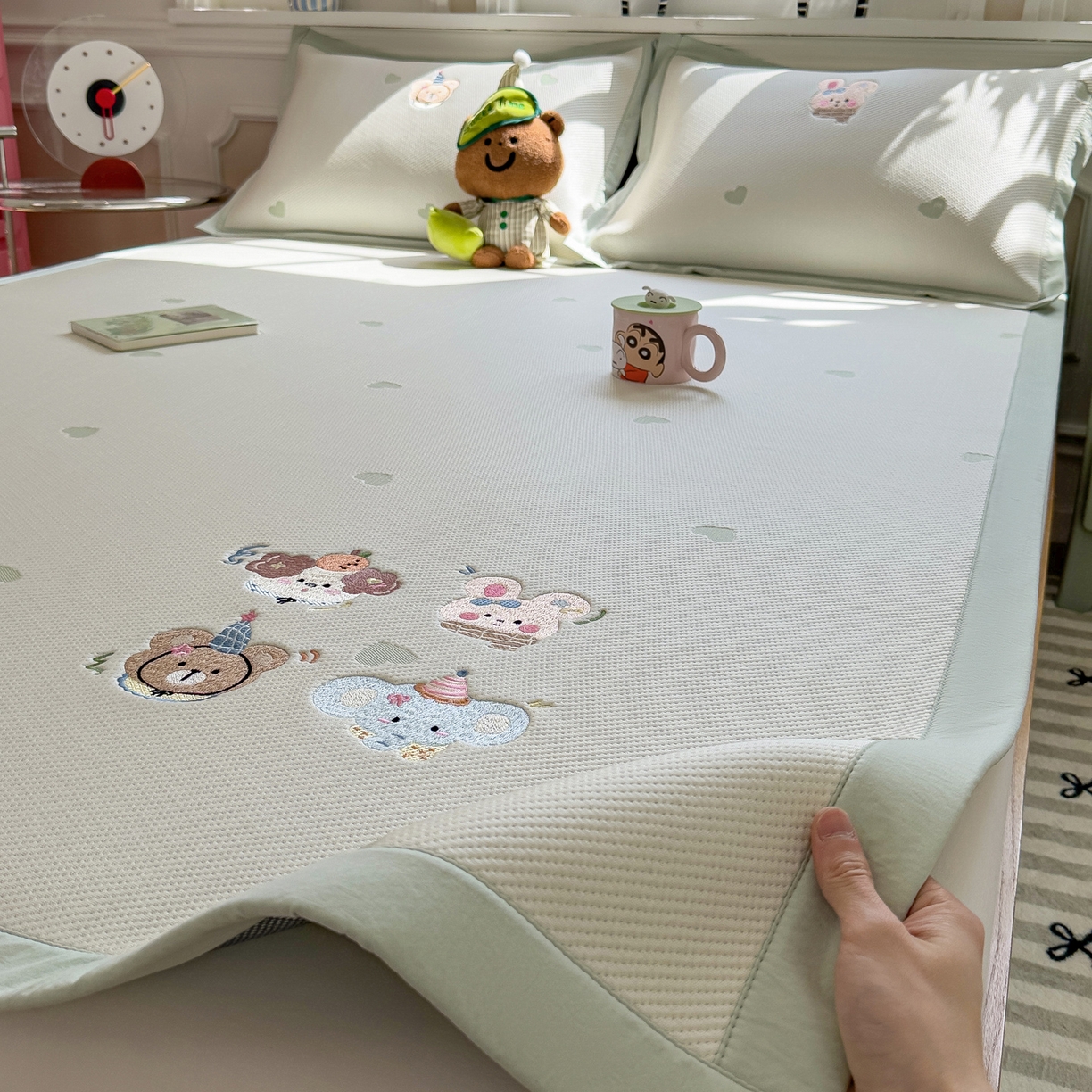 91家纺网 家纺一手货源 找家纺 眠多宝（绒多宝） 2026新款卡通网红风系列凉豆豆三件套 凉豆豆印加绣系列 A类凉豆豆床席床笠--床席款 淘气姐妹团