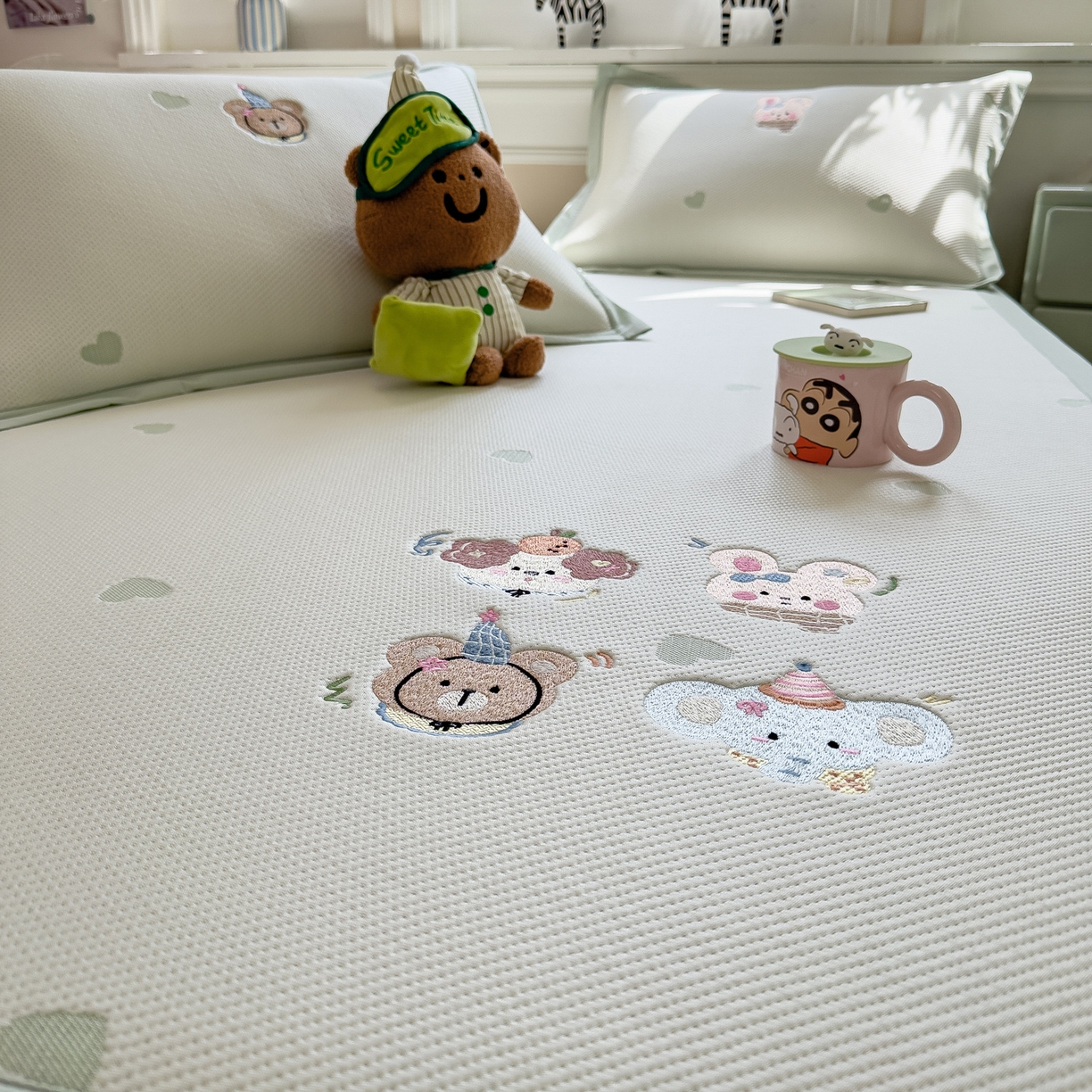 91家纺网 家纺一手货源 找家纺 眠多宝（绒多宝） 2026新款卡通网红风系列凉豆豆三件套 凉豆豆印加绣系列 A类凉豆豆床席床笠--床席款 淘气姐妹团