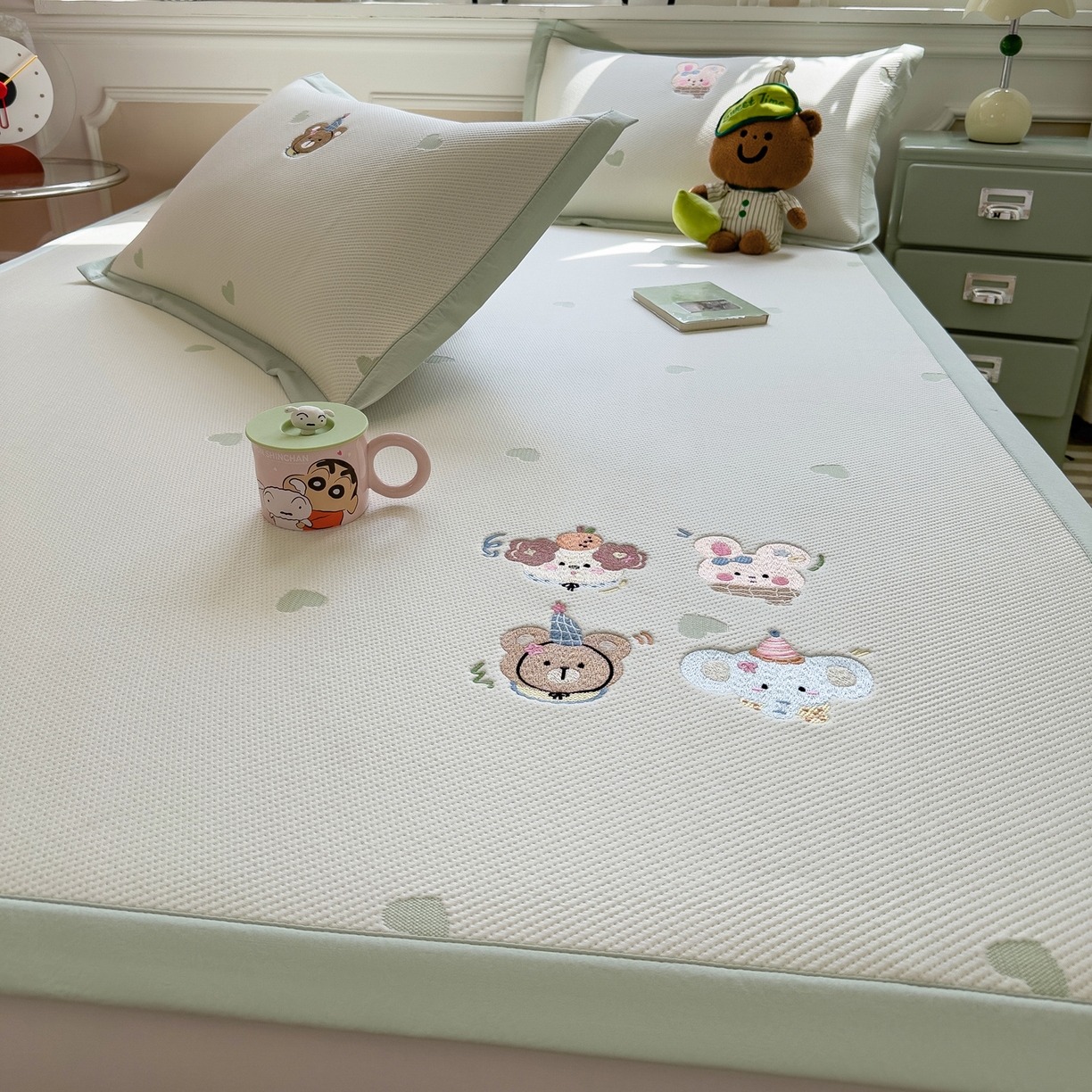 91家纺网 家纺一手货源 找家纺 眠多宝（绒多宝） 2026新款卡通网红风系列凉豆豆三件套 凉豆豆印加绣系列 A类凉豆豆床席床笠--床席款 淘气姐妹团