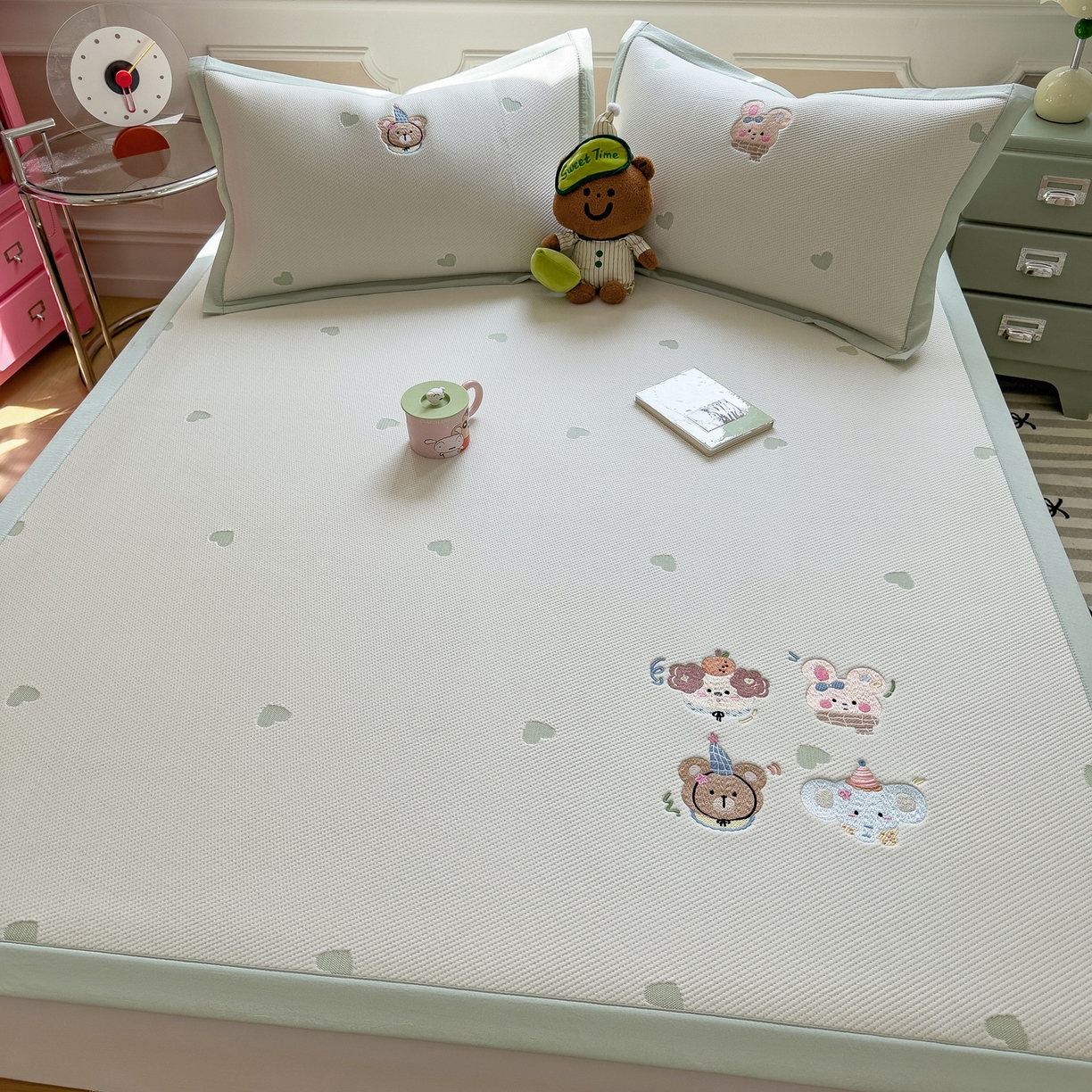 91家纺网 家纺一手货源 找家纺 眠多宝（绒多宝） 2026新款卡通网红风系列凉豆豆三件套 凉豆豆印加绣系列 A类凉豆豆床席床笠--床席款 淘气姐妹团