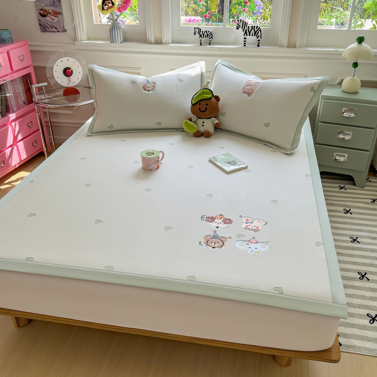 91家纺网 家纺一手货源 找家纺 眠多宝（绒多宝） 2026新款卡通网红风系列凉豆豆三件套 凉豆豆印加绣系列 A类凉豆豆床席床笠--床席款 淘气姐妹团