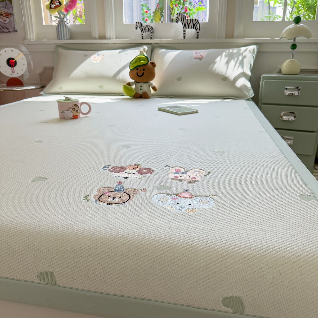 91家纺网 家纺一手货源 找家纺 眠多宝（绒多宝） 2026新款卡通网红风系列凉豆豆三件套 凉豆豆印加绣系列 A类凉豆豆床席床笠--床席款 淘气姐妹团